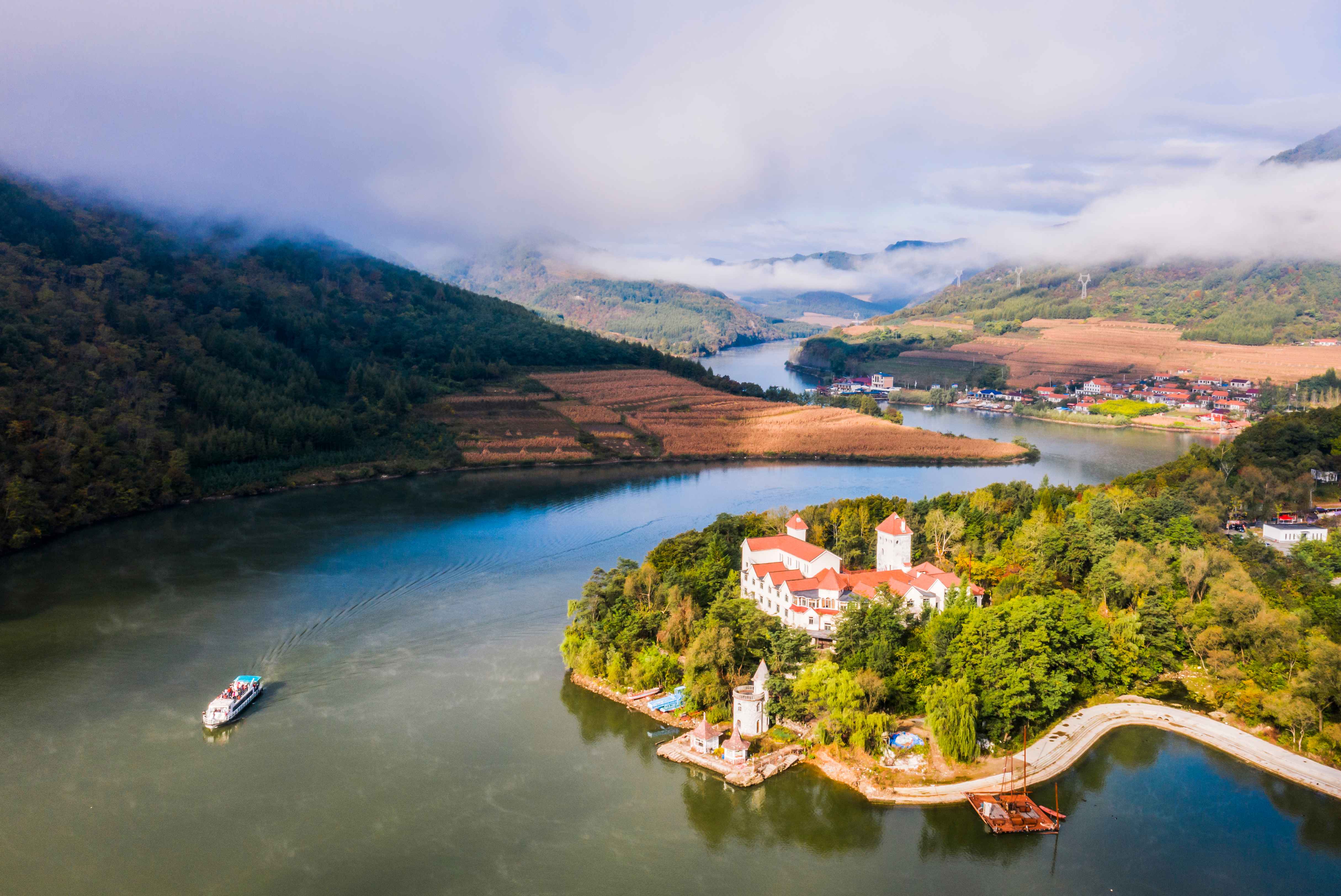 6，《青山湖畔》邹晓龙    青山沟风景名胜区由 “青山湖”“飞瀑涧”“虎塘沟”“中华满族风情园”等组成。.jpg