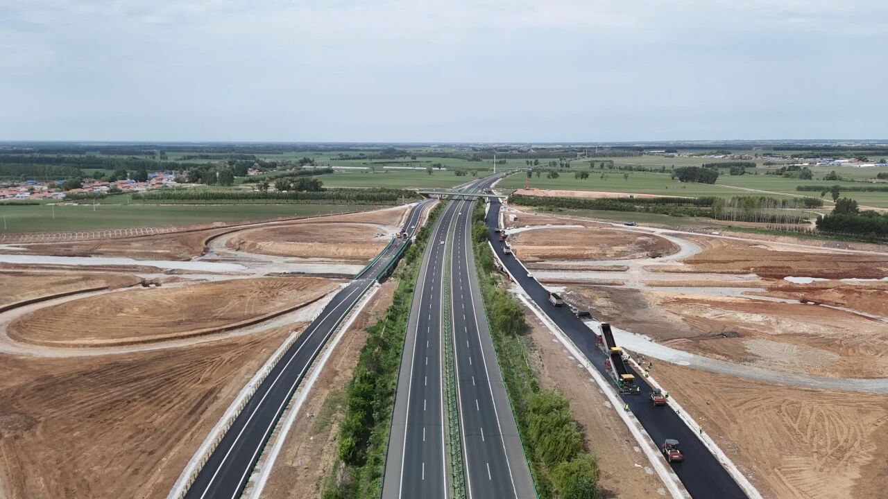 圖說二：前段時間長春都市圈項目趙家樞紐K、L匝道瀝青層的順利攤鋪，實現了與長深高速的合攏貫通，標誌着區域高速公路網絡的「動脈節點」被打通，為提升長春都市圈與省際高速交通轉換效率奠定了堅實基礎。.jpg