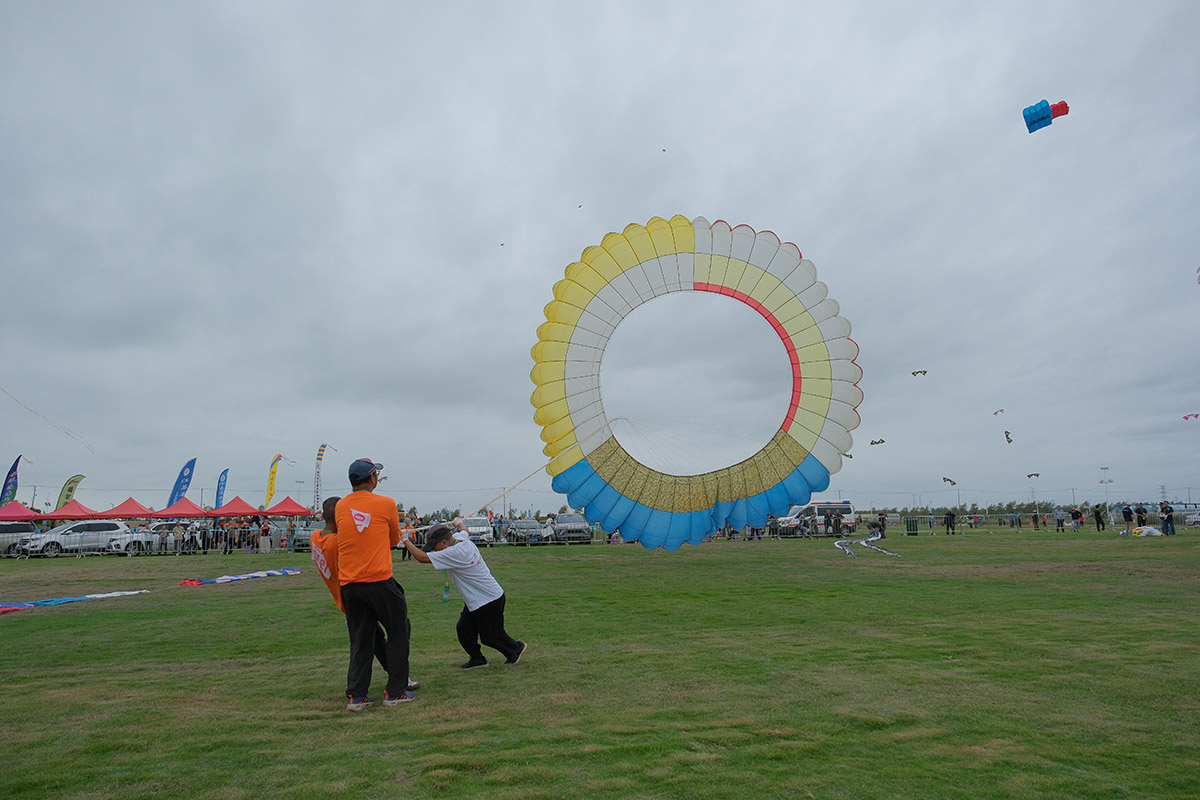 圖2：參賽選手放飛滾地龍風箏。.jpg