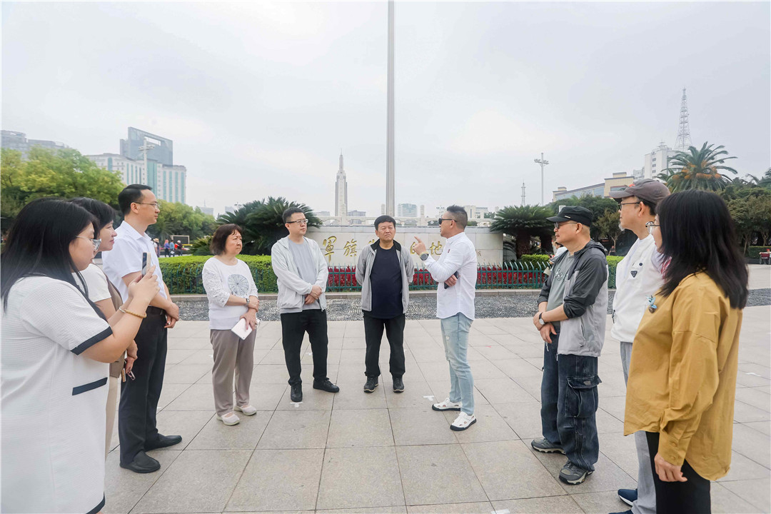 图2：作家团参观八一广场(1).jpg