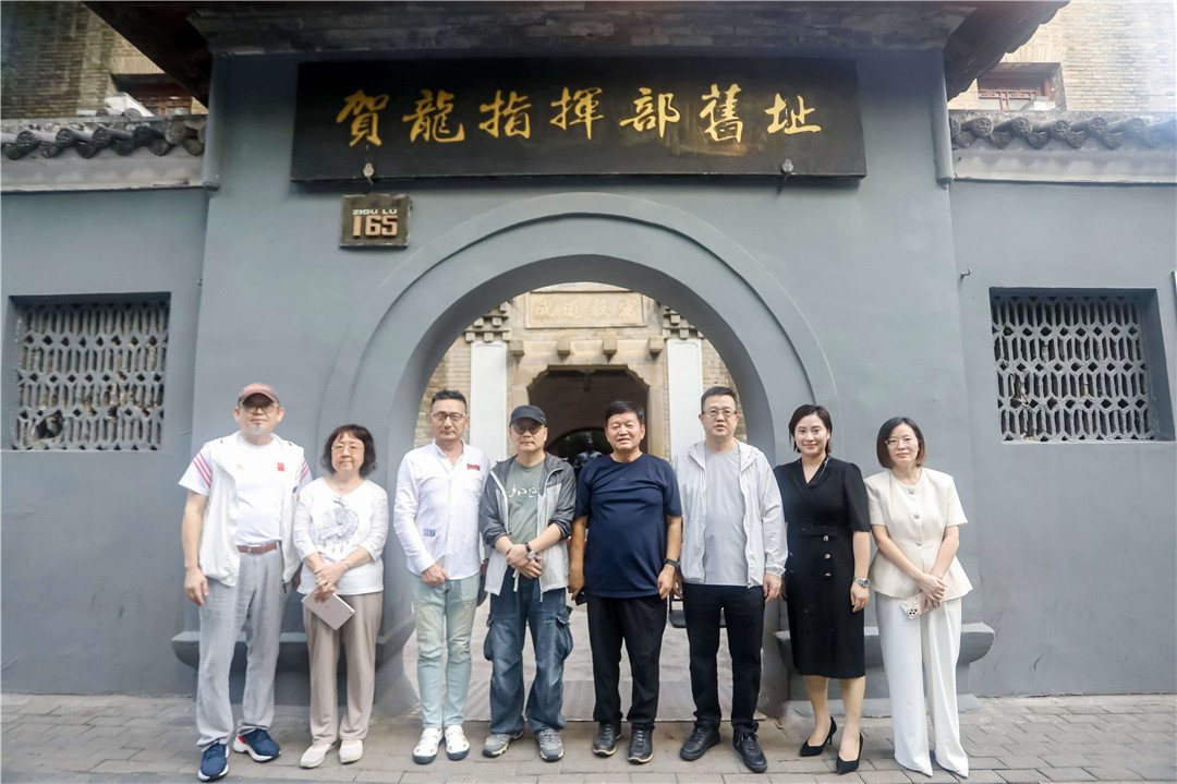 图3：作家团在贺龙指挥部旧址合影(1).jpg
