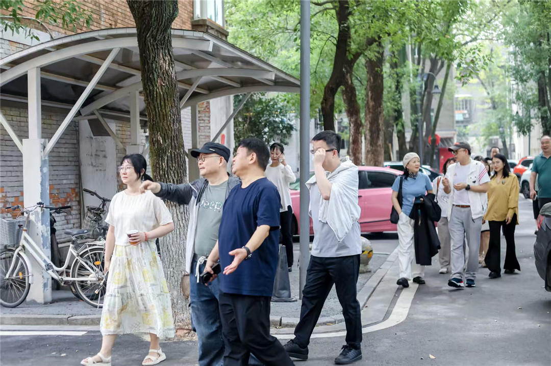 图4：作家团参观省府大院.jpg