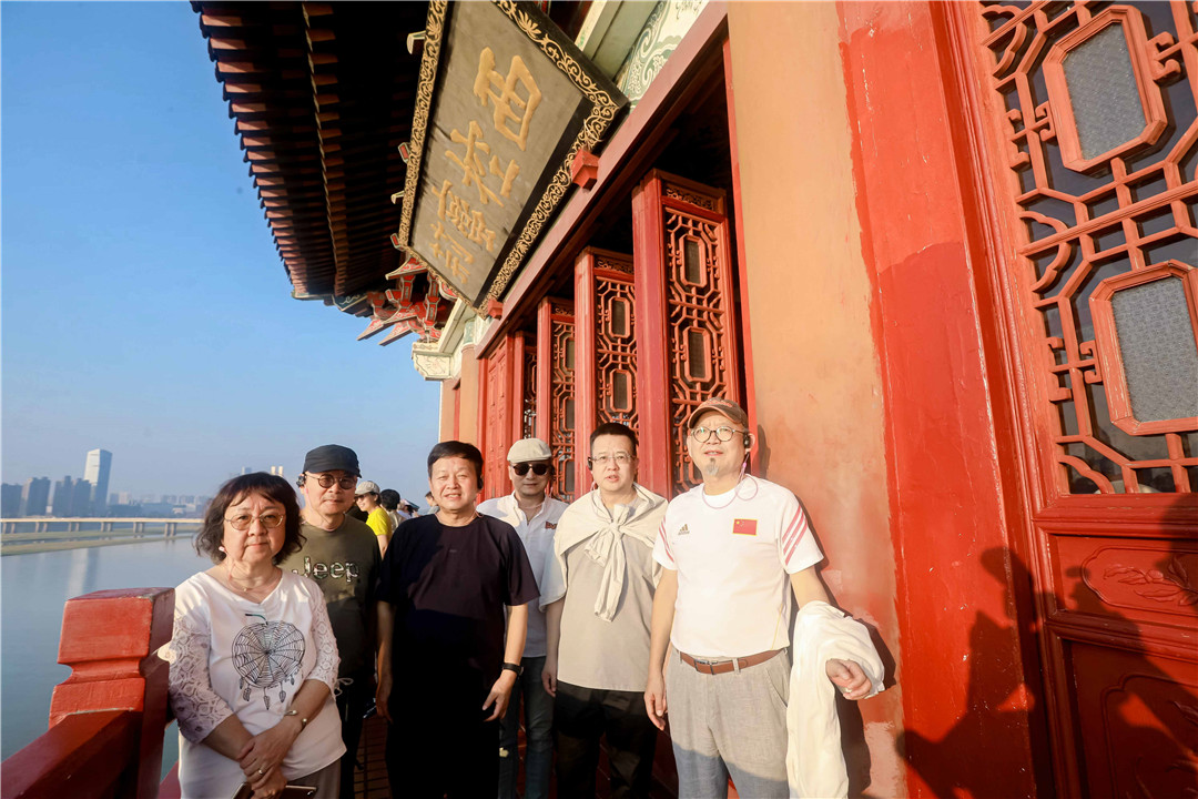 图5：作家团参观滕王阁(1).jpg