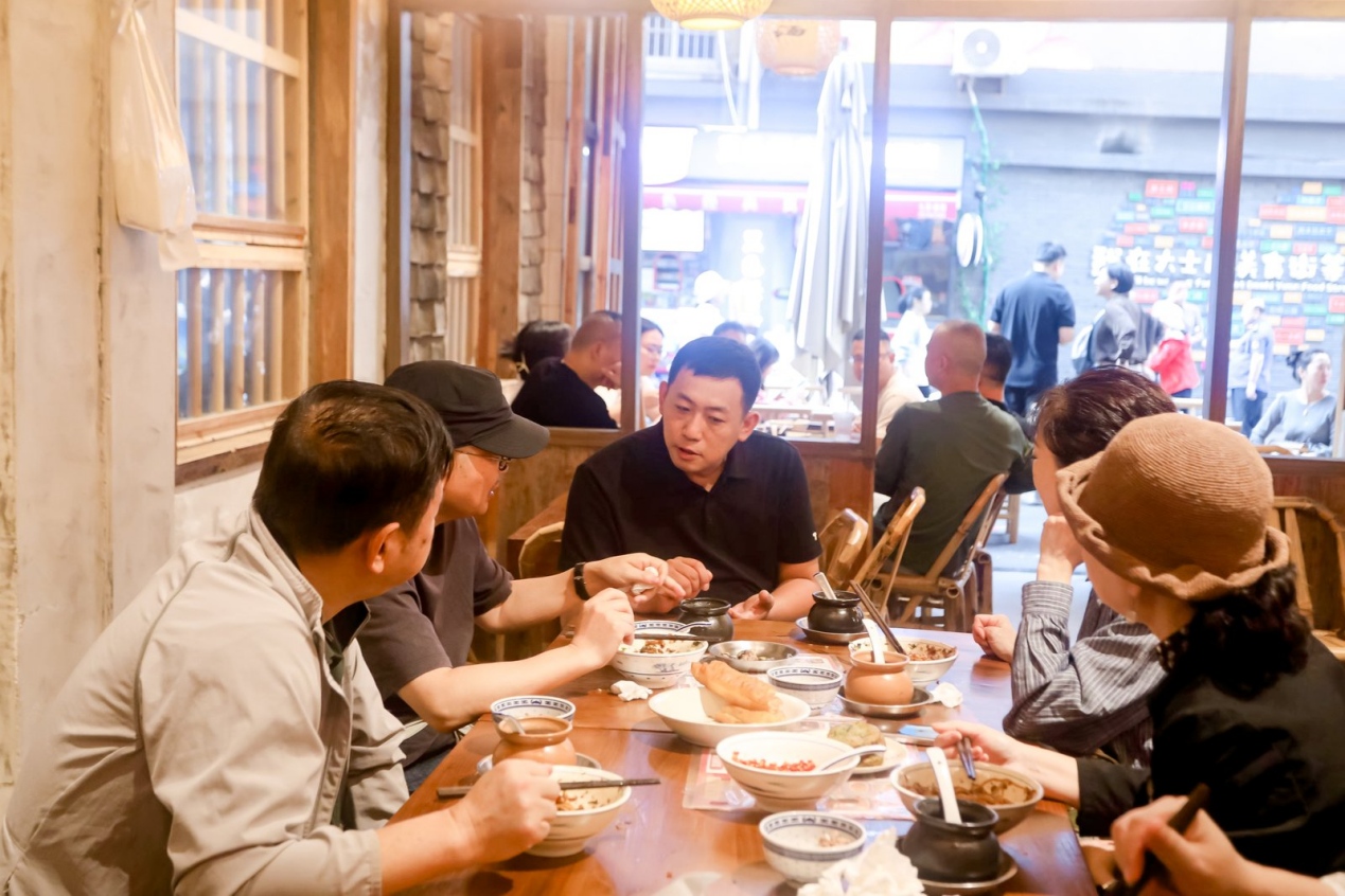 图1:作家们在大士院品尝地道美食(1).jpg