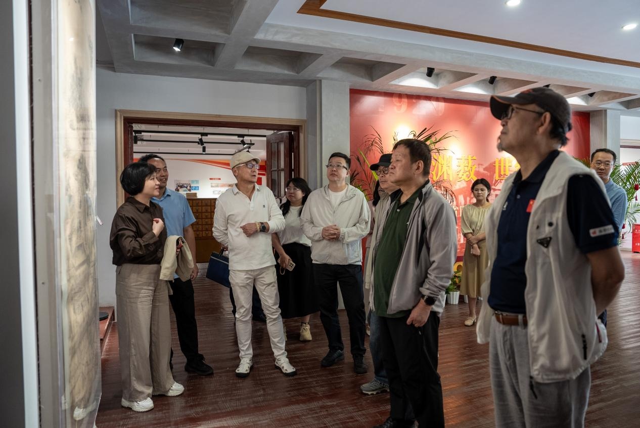 图2:作家们参观江西画院(1).jpg