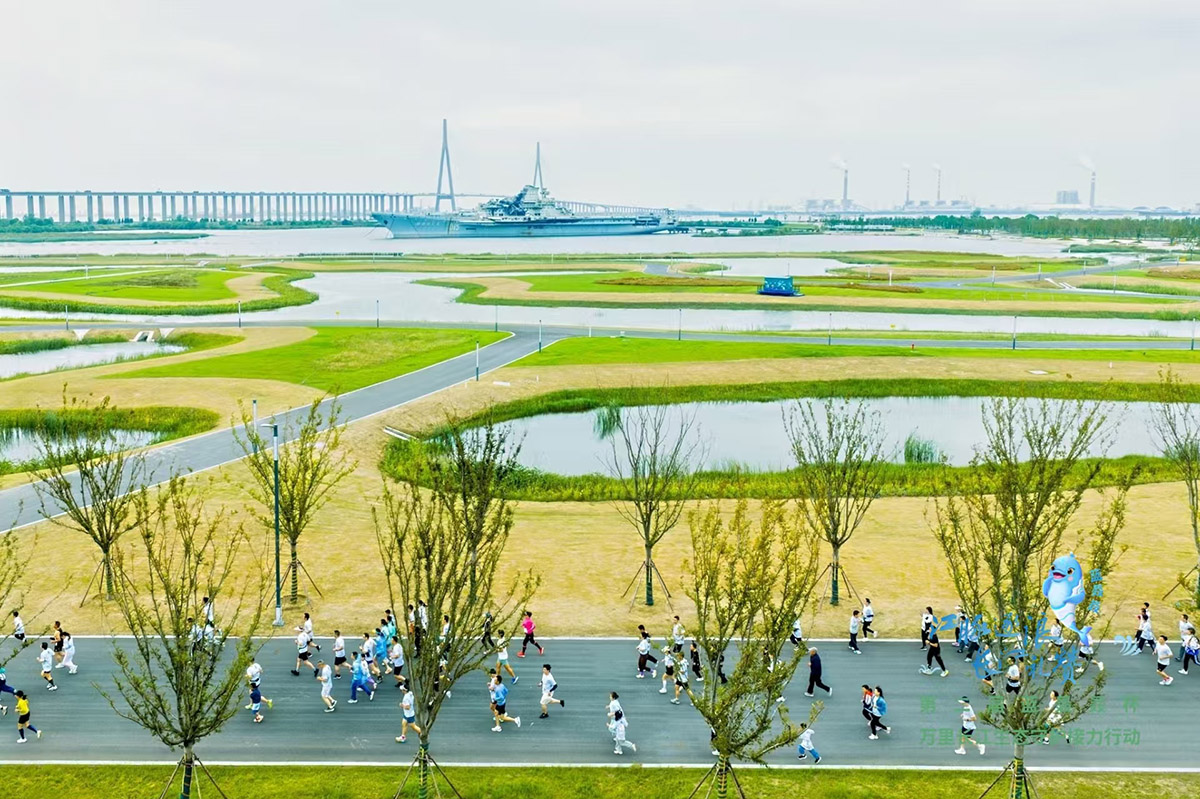 圖3：跑友在蘇錫通園區長江邊奔跑。.jpg