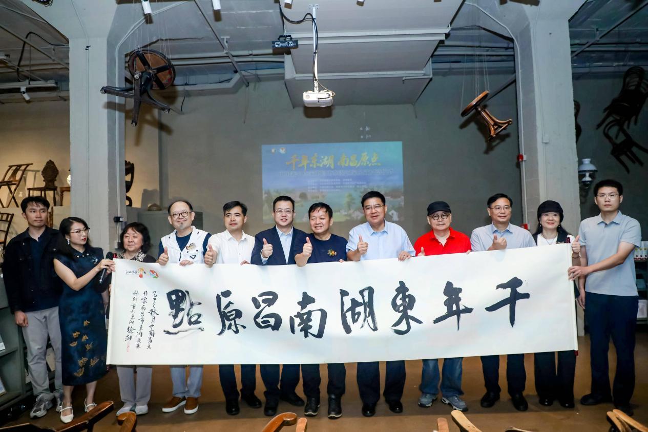 圖3：徐劍會長題寫「千年東湖 南昌原點」主題捲軸合影.jpg