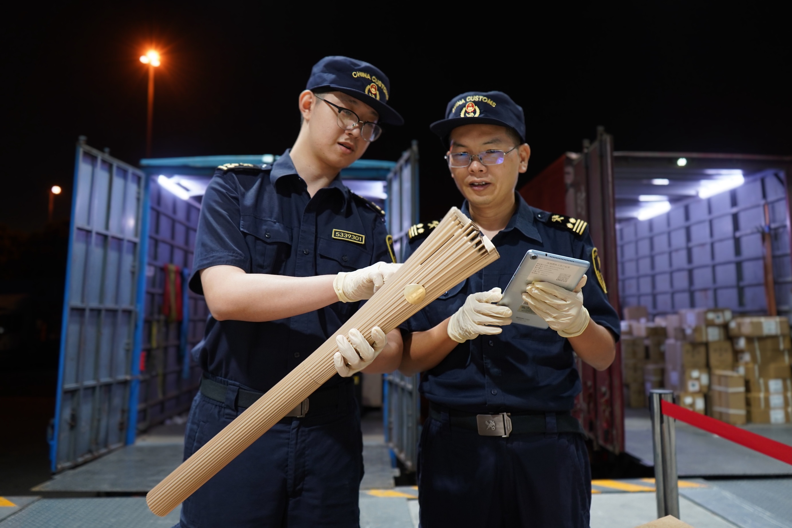 10月20日夜，深圳海關全力保障十五運和殘特奧會香港賽區火炬物資通關.jpg