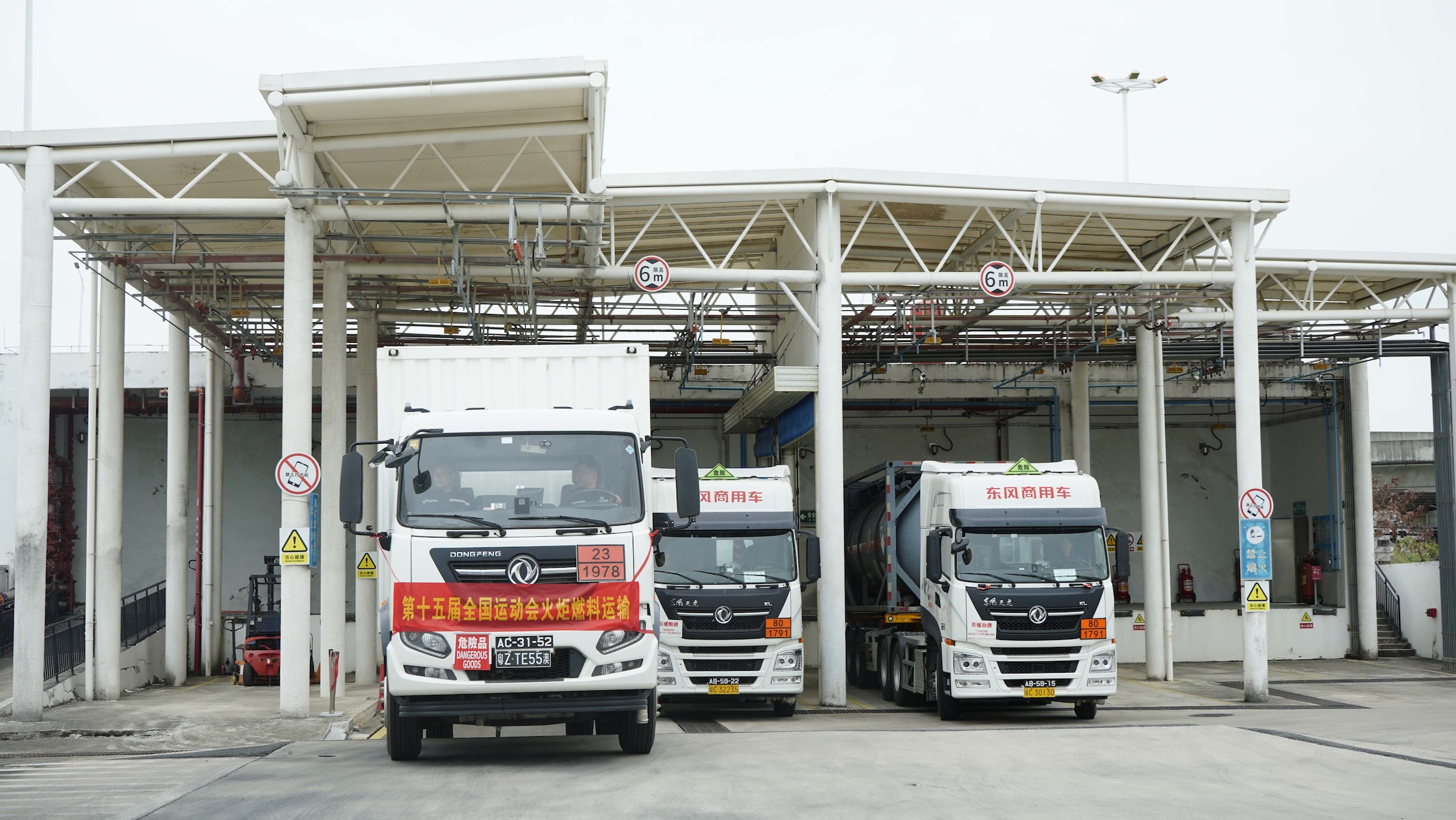 10月21日下午，橫琴海關全力保障十五運和殘特奧會澳門賽區火炬燃料瓶通關 楊婧攝.jpg