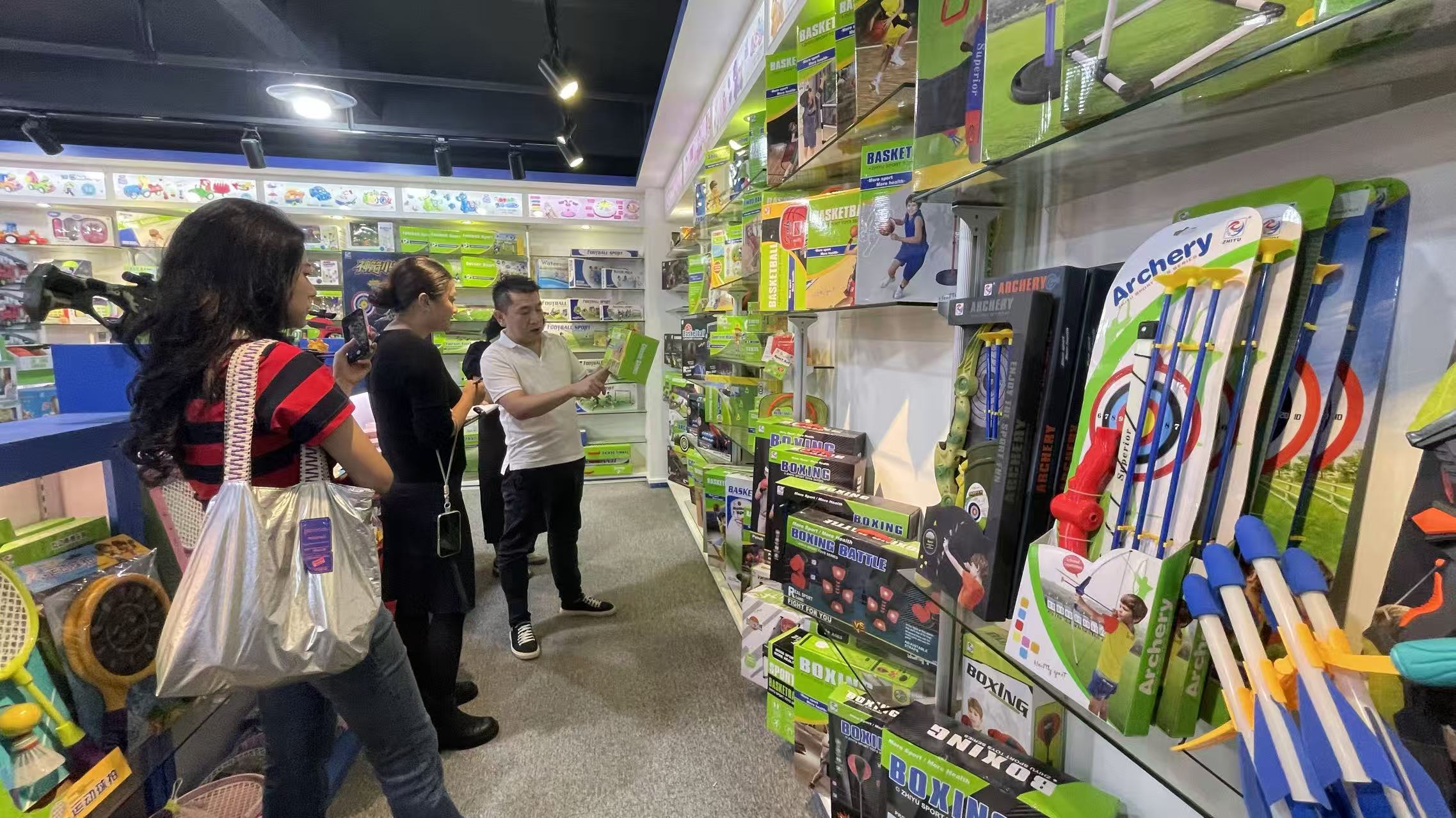 02 智裕塑胶主营的体育类玩具.jpg