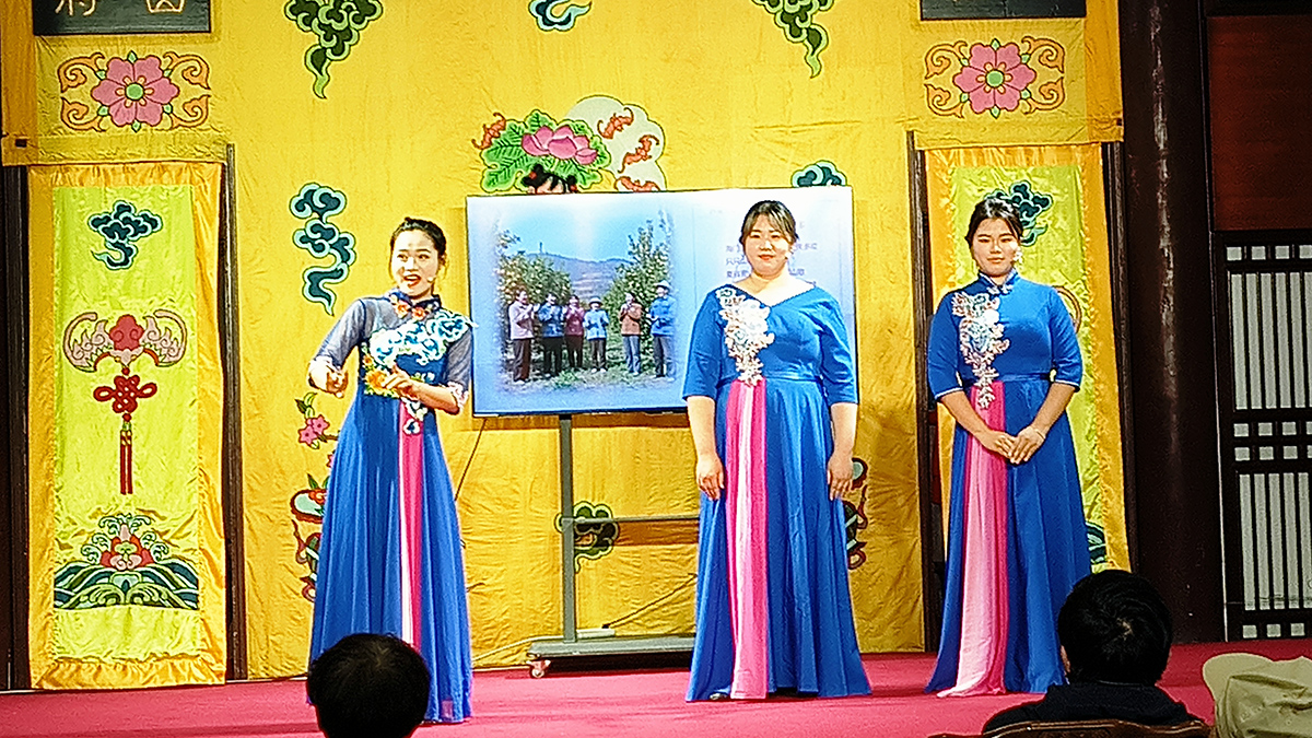 圖2：王妍蓉（左一）與南通大學藝術學院研究生演唱《海門山歌交關多》.jpg