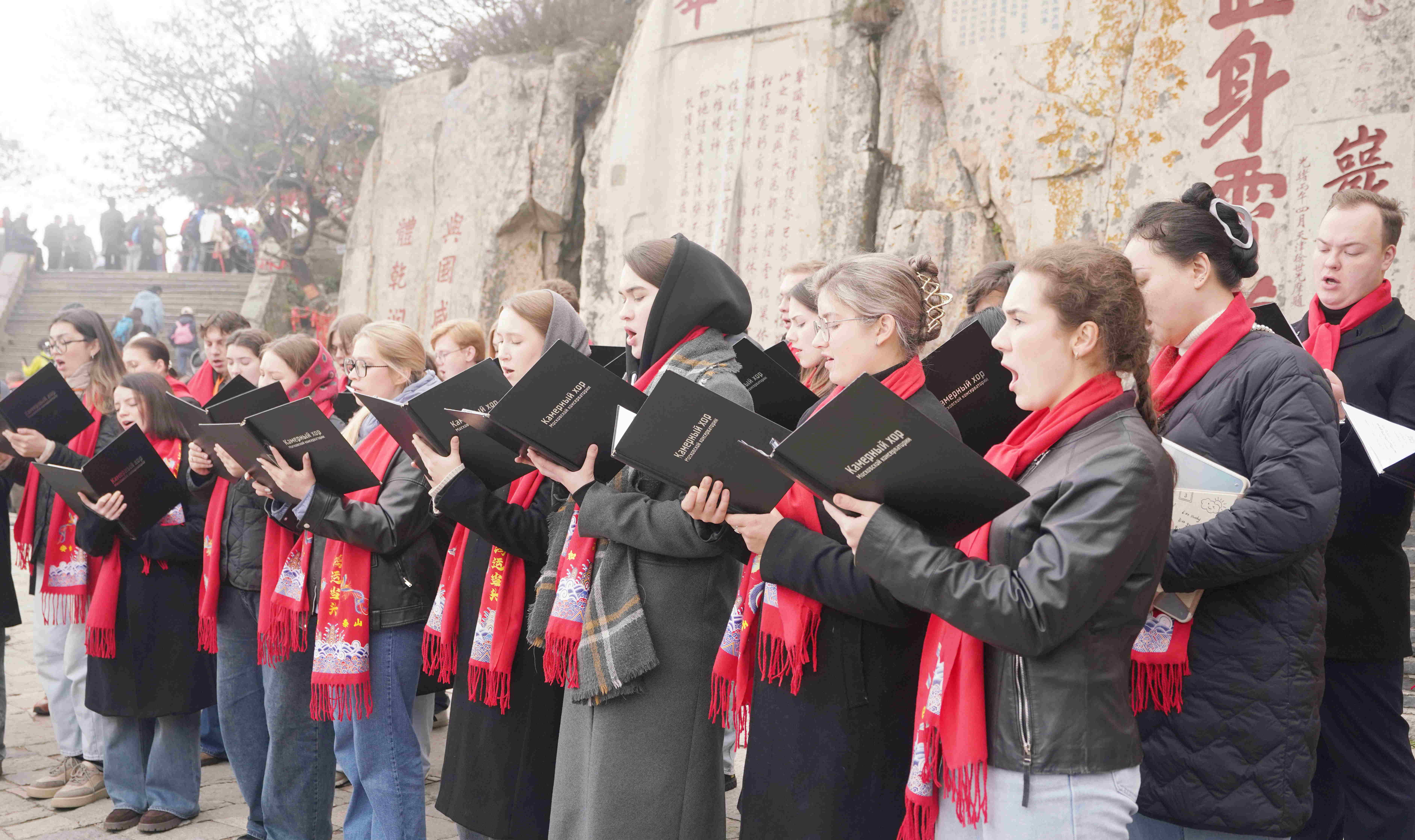 俄羅斯莫斯科國立柴科夫斯基音樂學院合唱團在泰山演唱。李澤民 攝_看圖王.jpg