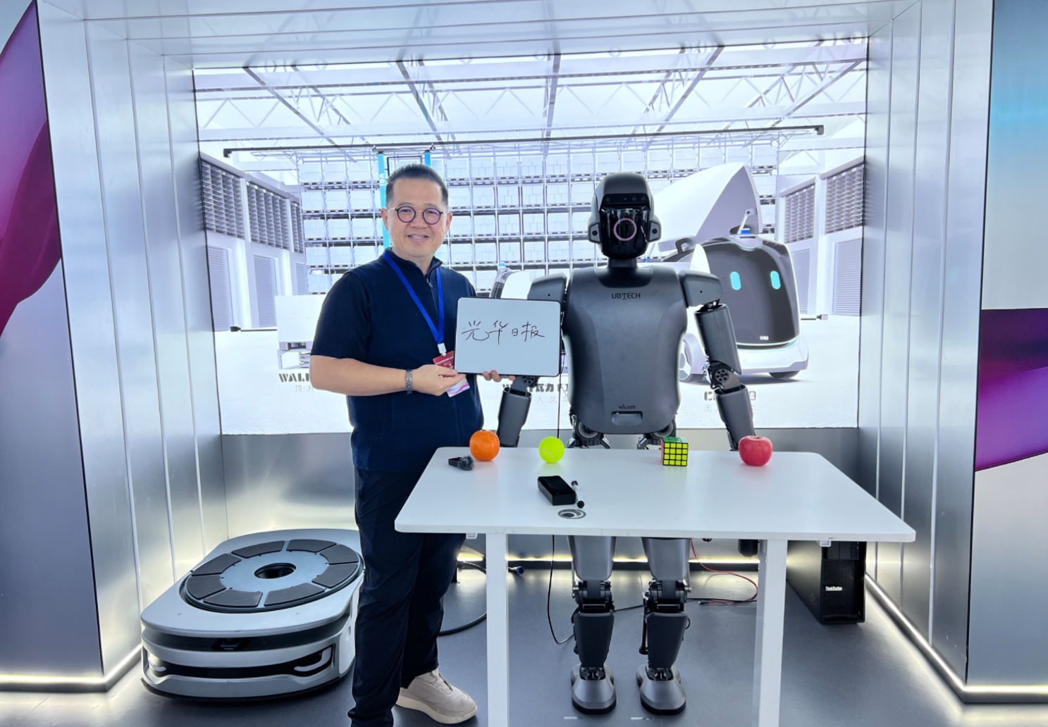 林星發與機器人合影.jpg