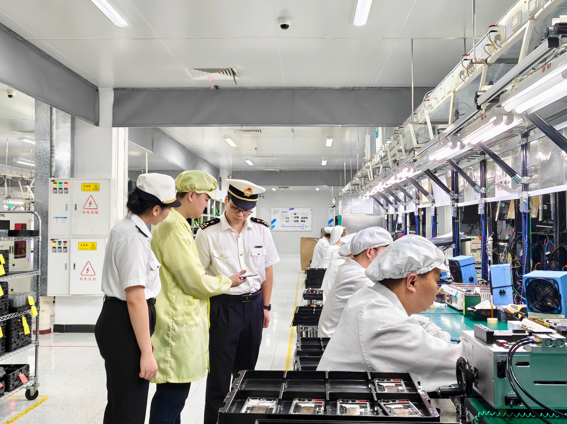 黃埔海關所屬沙田海關關員對綜保區內保稅研發業務進行安全檢查 王丹攝.jpg