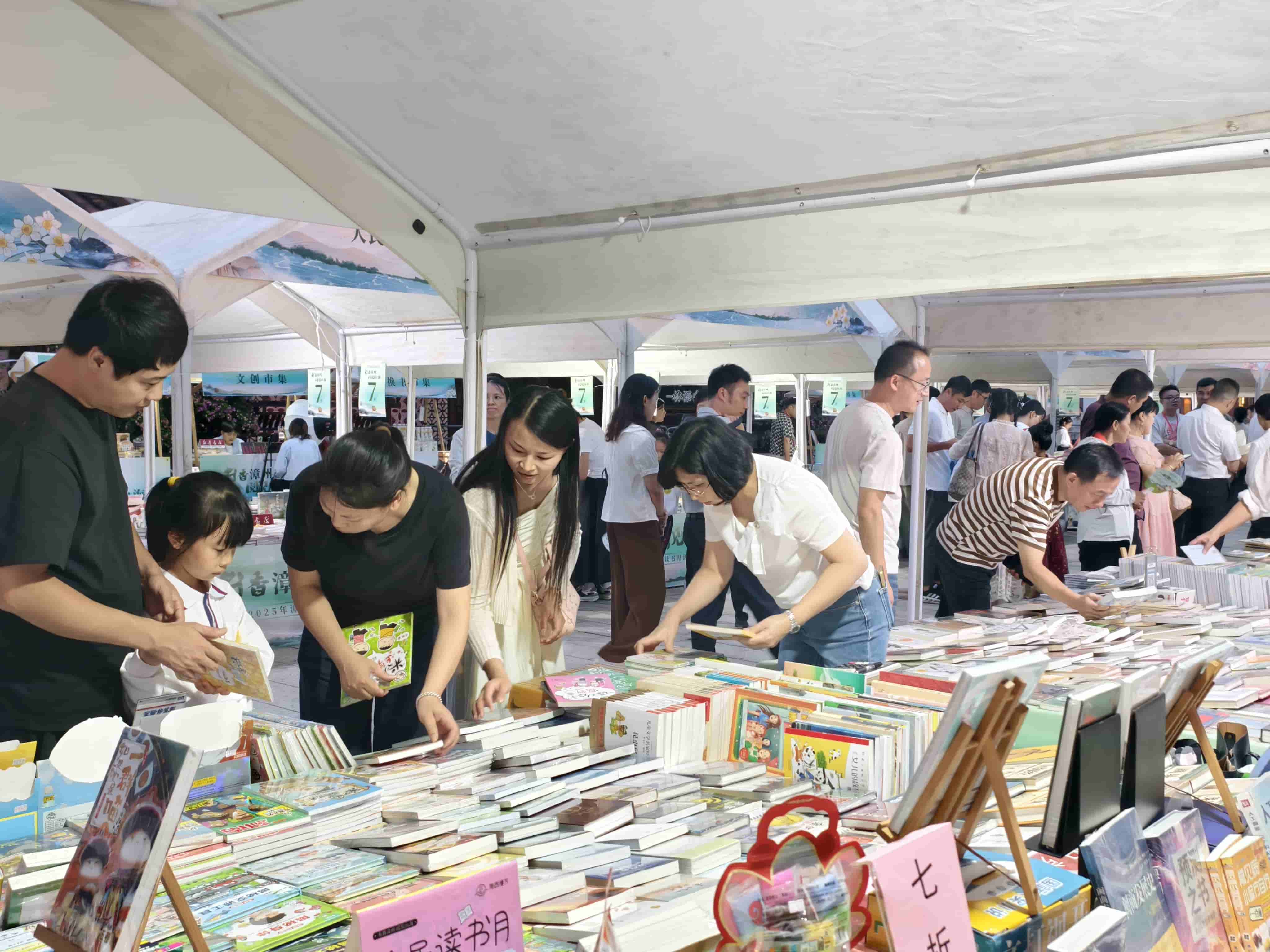 圖四：圖書展銷現場.jpg