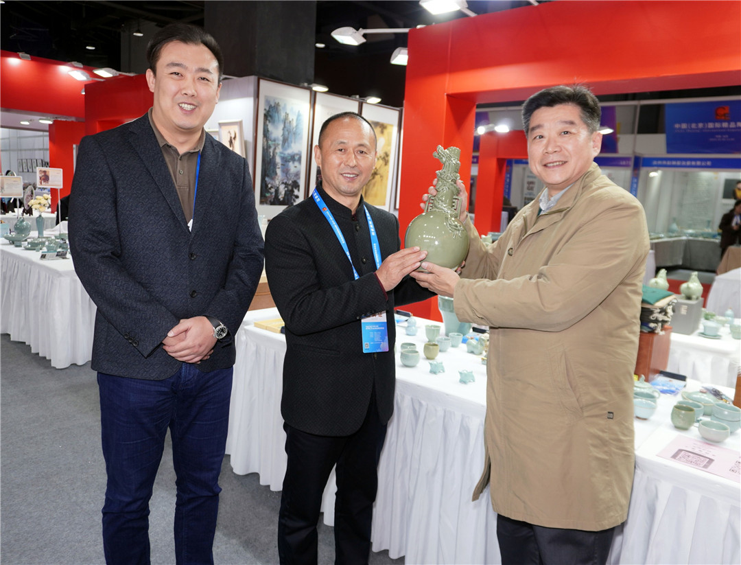 圖片6：本報記者與中國陶瓷藝術大师、平頂山市汝瓷研究會會長李浩中先生和文化部藝術發展中心鳥蟲篆藝術研究院常務副院長劉宜升.jpg