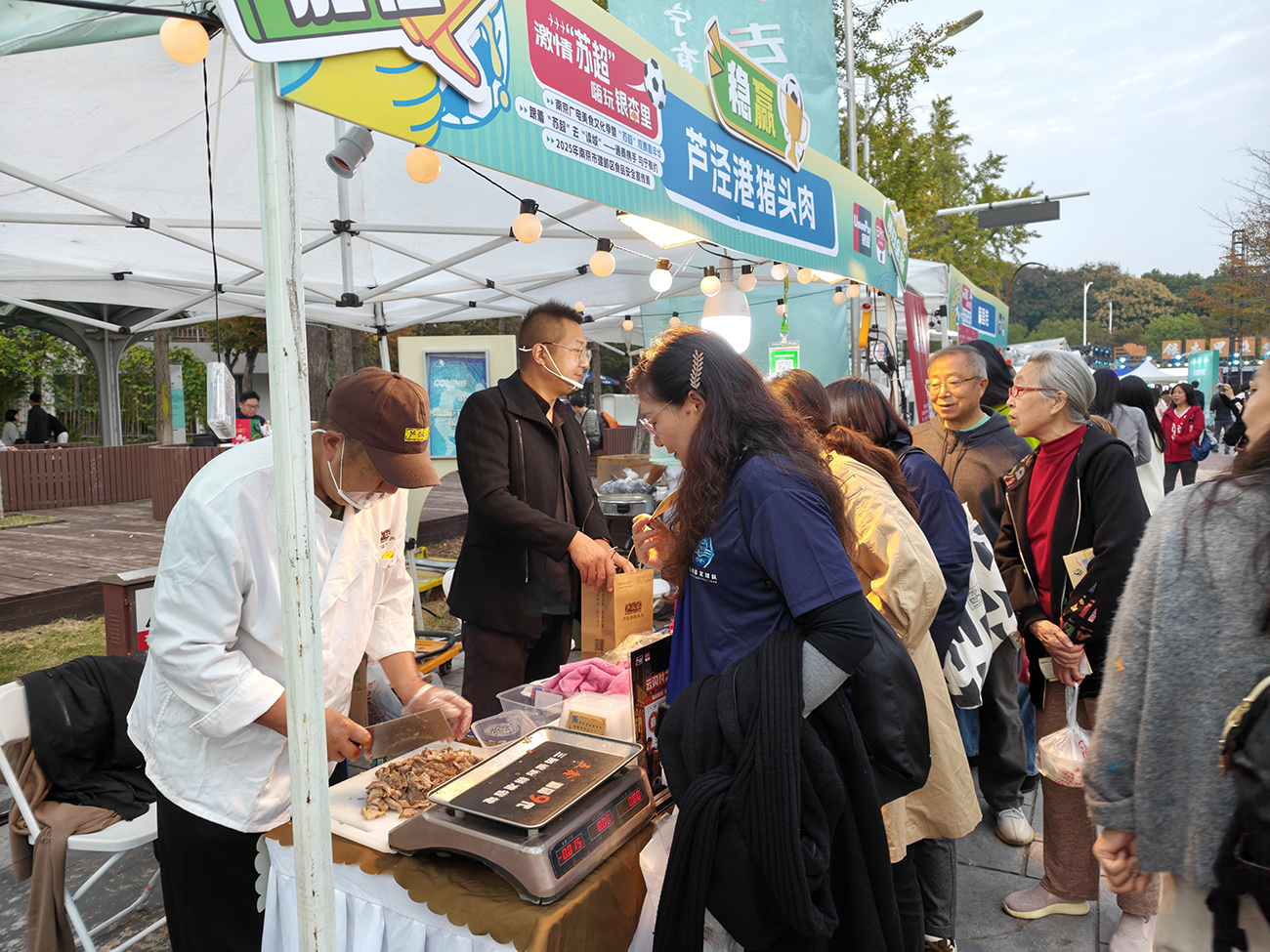 圖2：南通蘆涇港豬頭肉在南通文旅推介活動現場銷售。.jpg