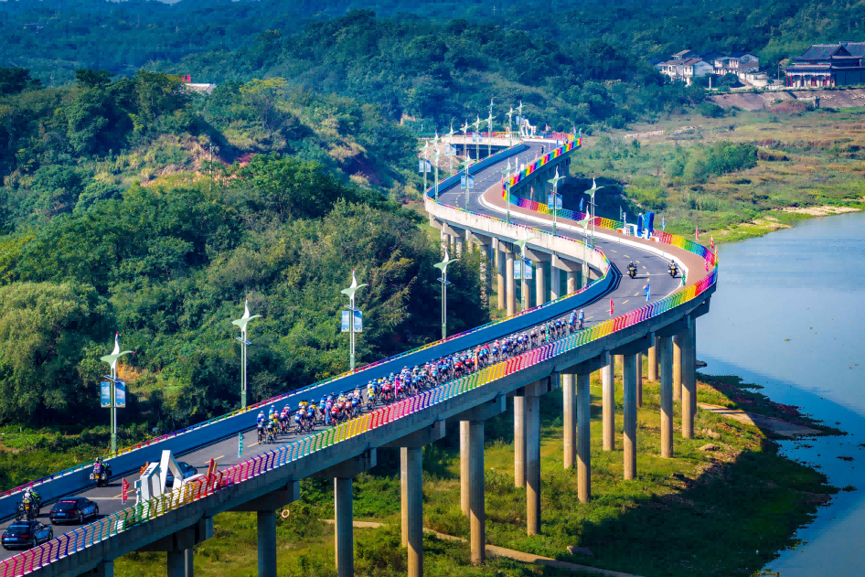 图4：第十三届环鄱阳湖国际自行车大赛在永修县举行 刘远庆摄(1).png