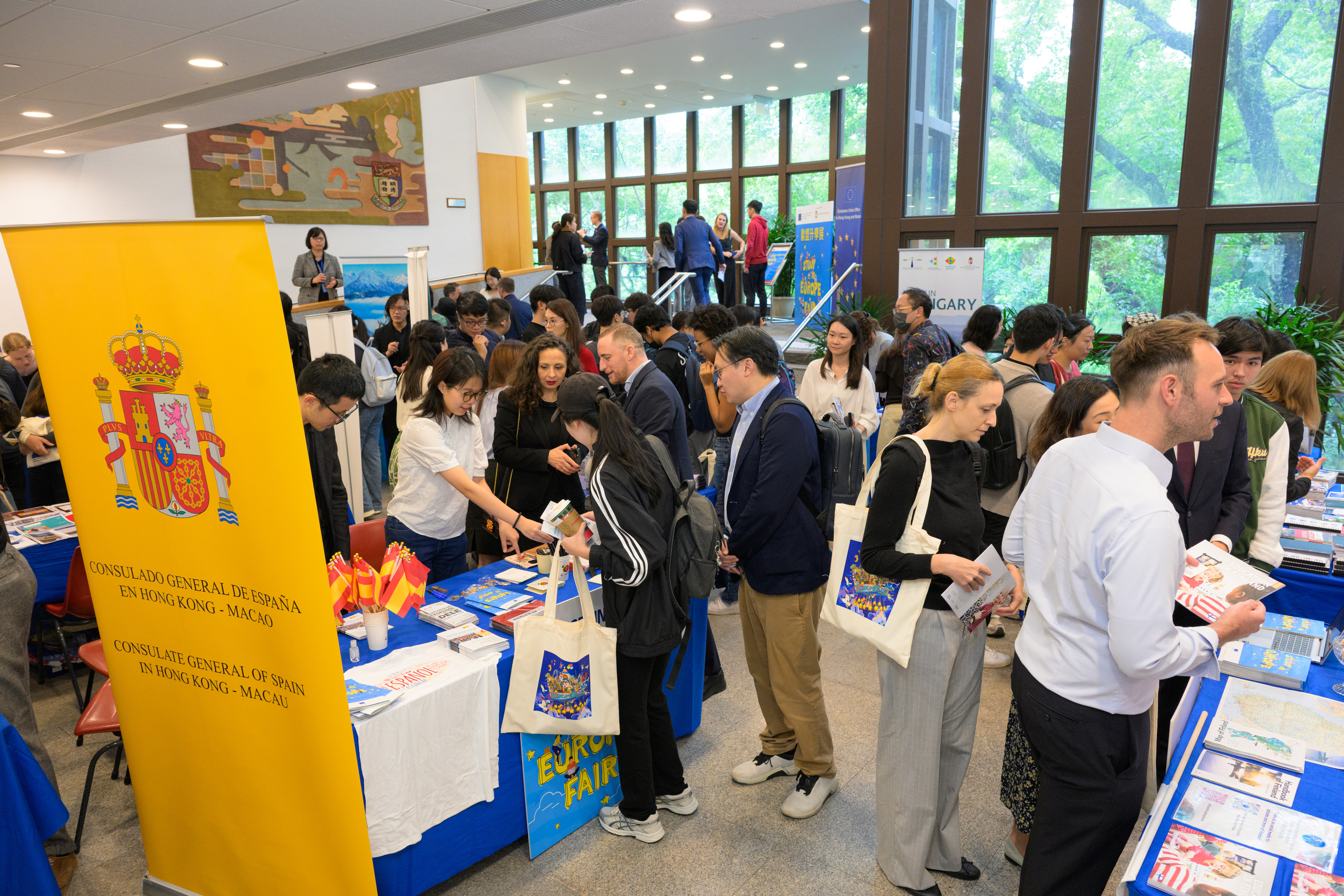 一眾學生於不同歐盟成員國攤位探索歐洲一流的升學機會.jpg