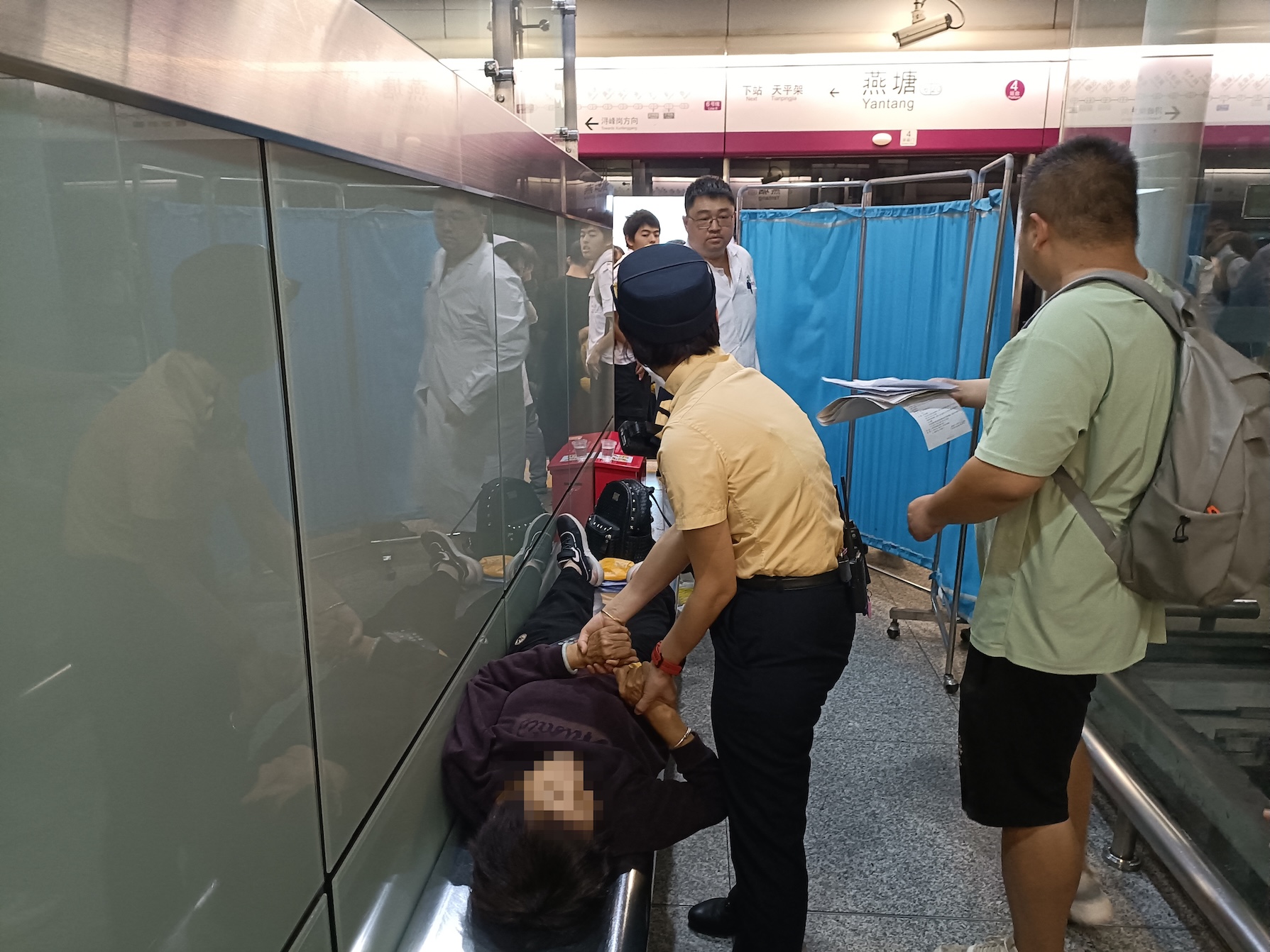 燕塘站救助晕倒女乘客 吴秋雄摄.jpg