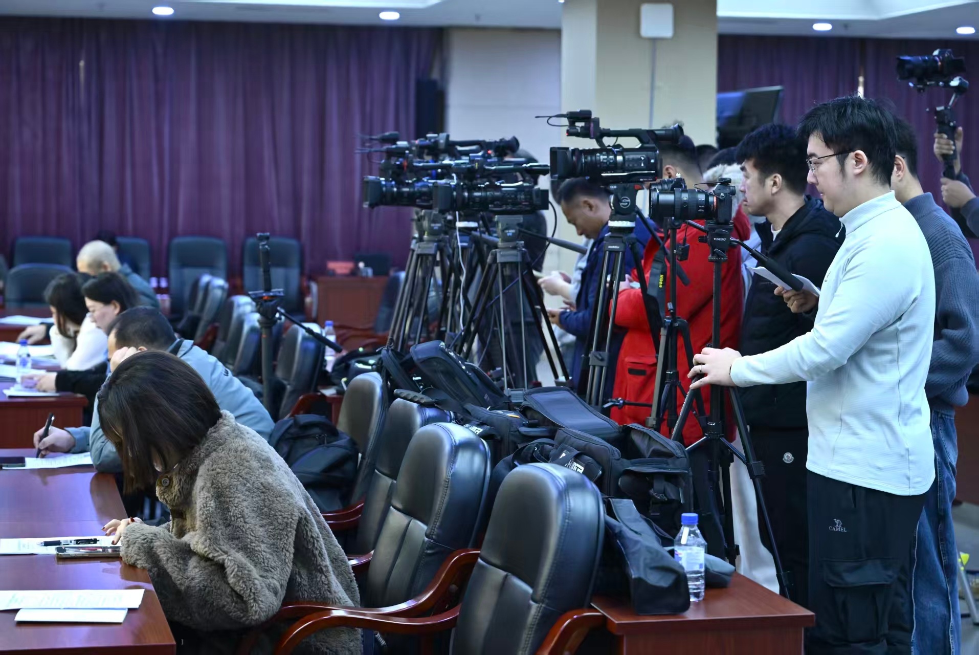 圖說一：發布會上本報記者（右一）專注拍攝.jpg