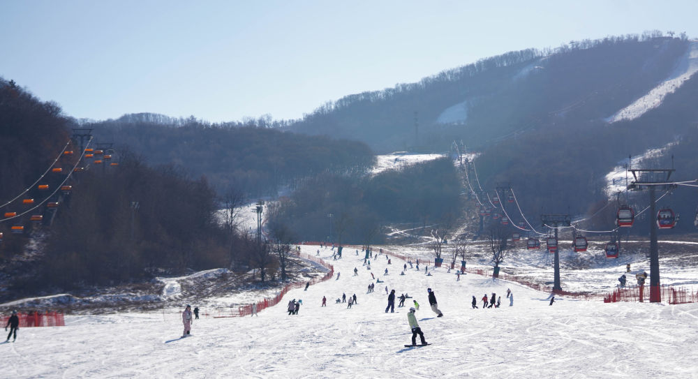 圖說:11月22日,滑雪愛好者在吉林市中旅松花湖度假區滑雪。新華社記者 顏麟蘊 攝.jpg