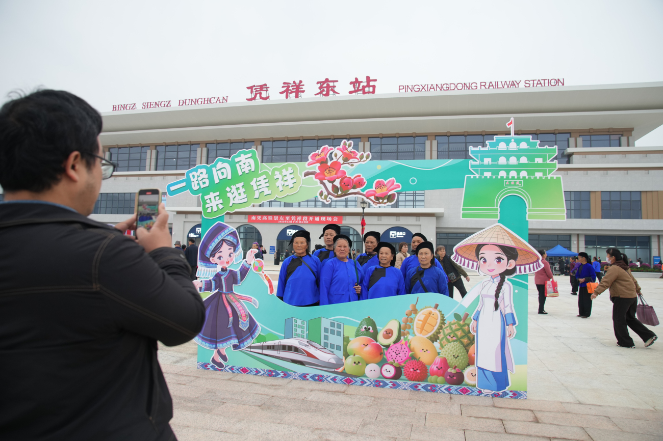 2.身着民族服飾的市民前來打卡(陳冠言 攝).jpg