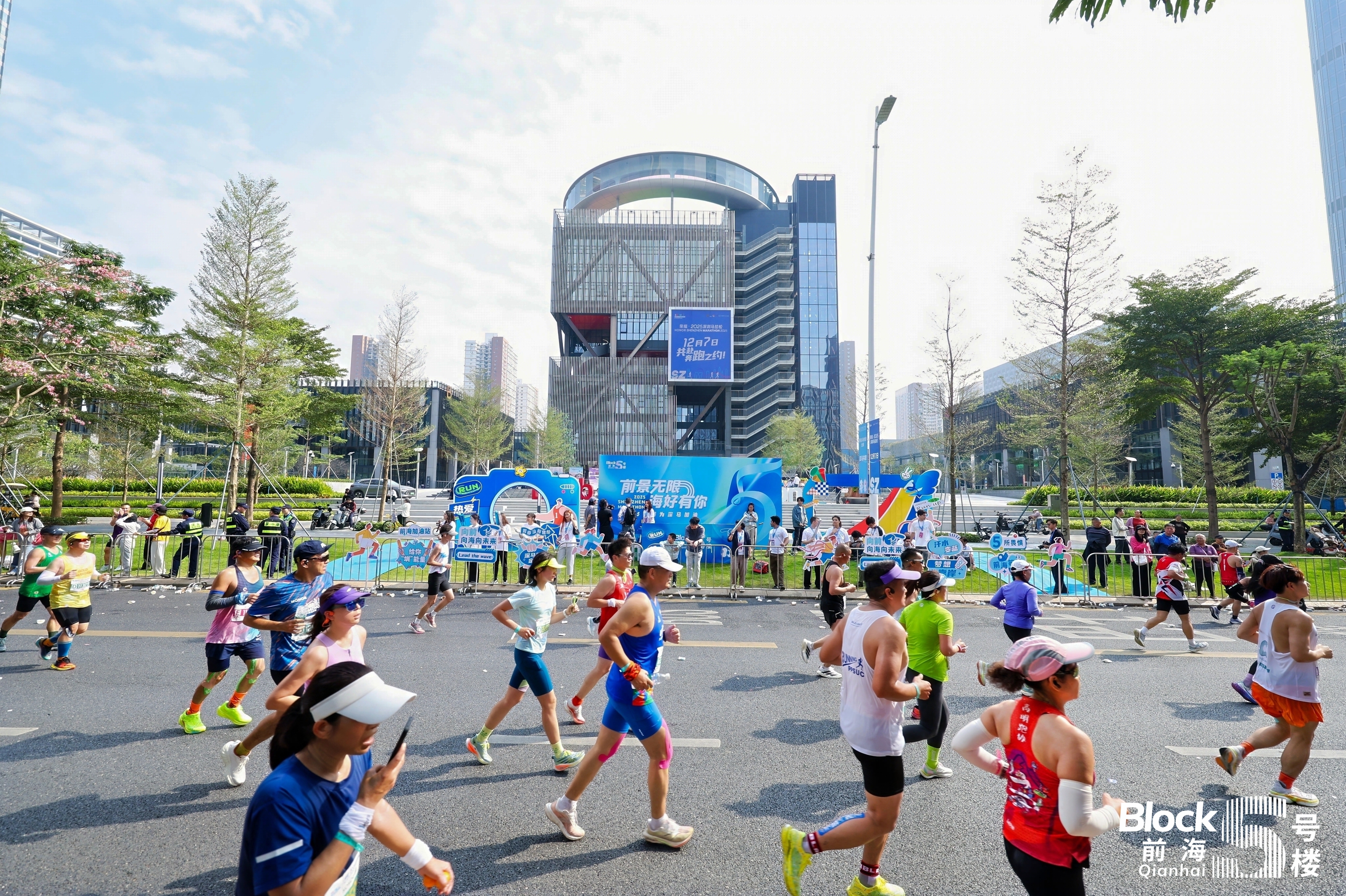 3-参赛跑者途径前海五号楼。.jpg
