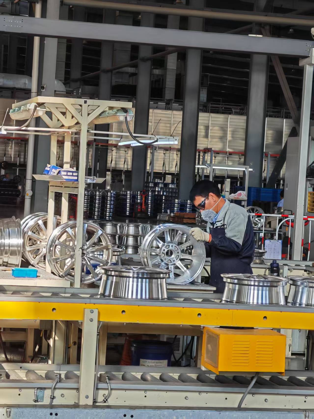 車間裝配輪轂.jpg