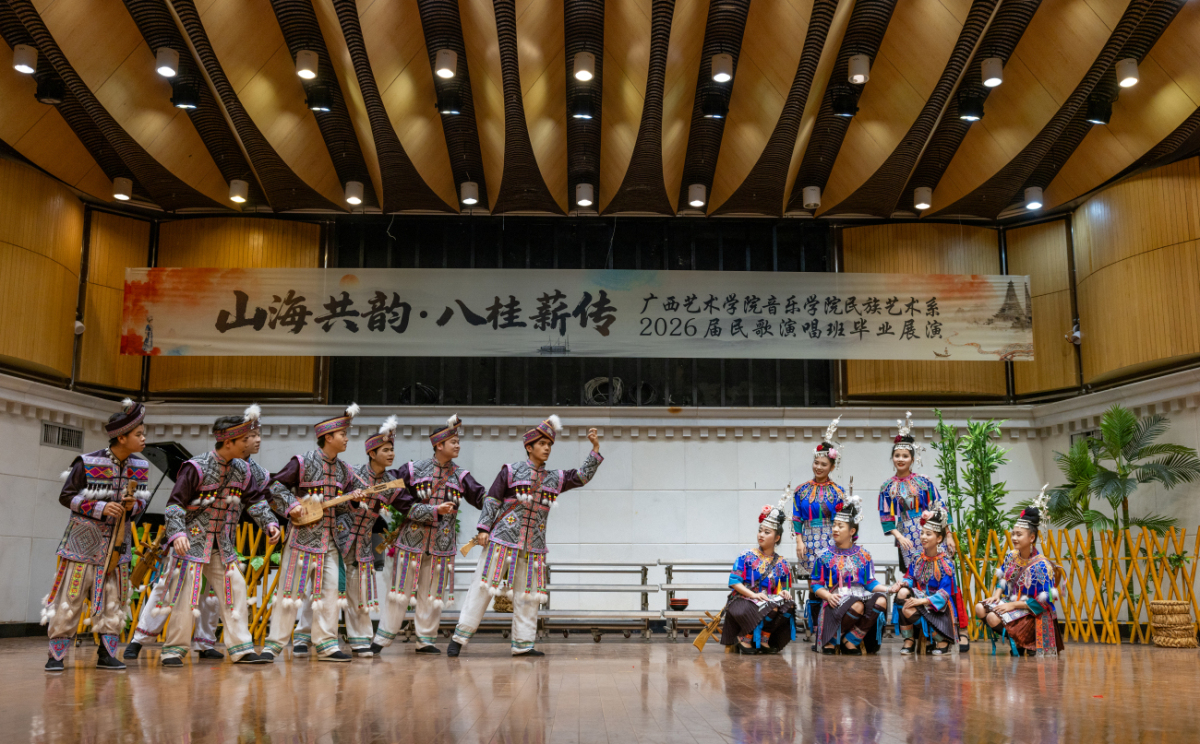 1.侗族琵琶歌《妹似杜鵑四月半》 (謝江波 攝).jpg