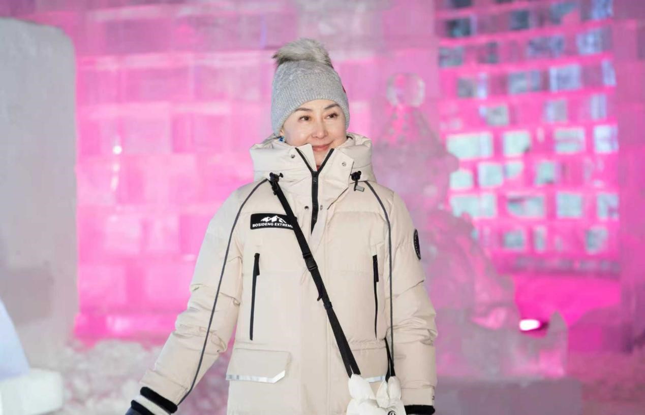 圖一:何超瓊身穿波司登極寒系列羽絨服探索冰雪大世界.jpg