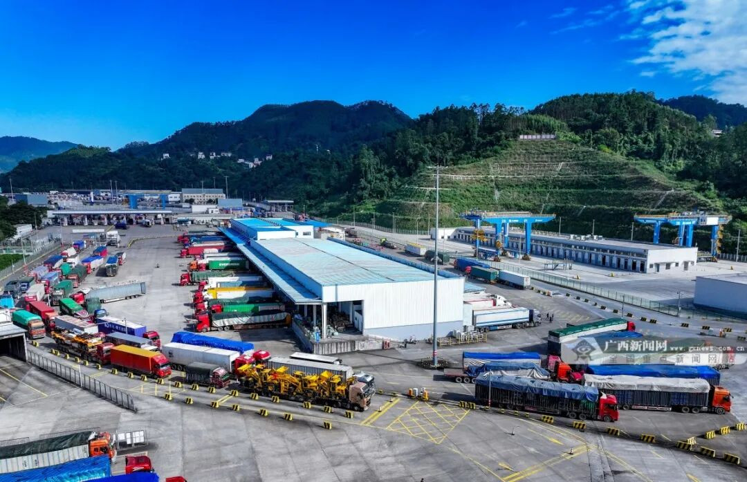 2.進出口貨車在友誼關口岸有序排隊 ( 游擁軍 攝).jpg