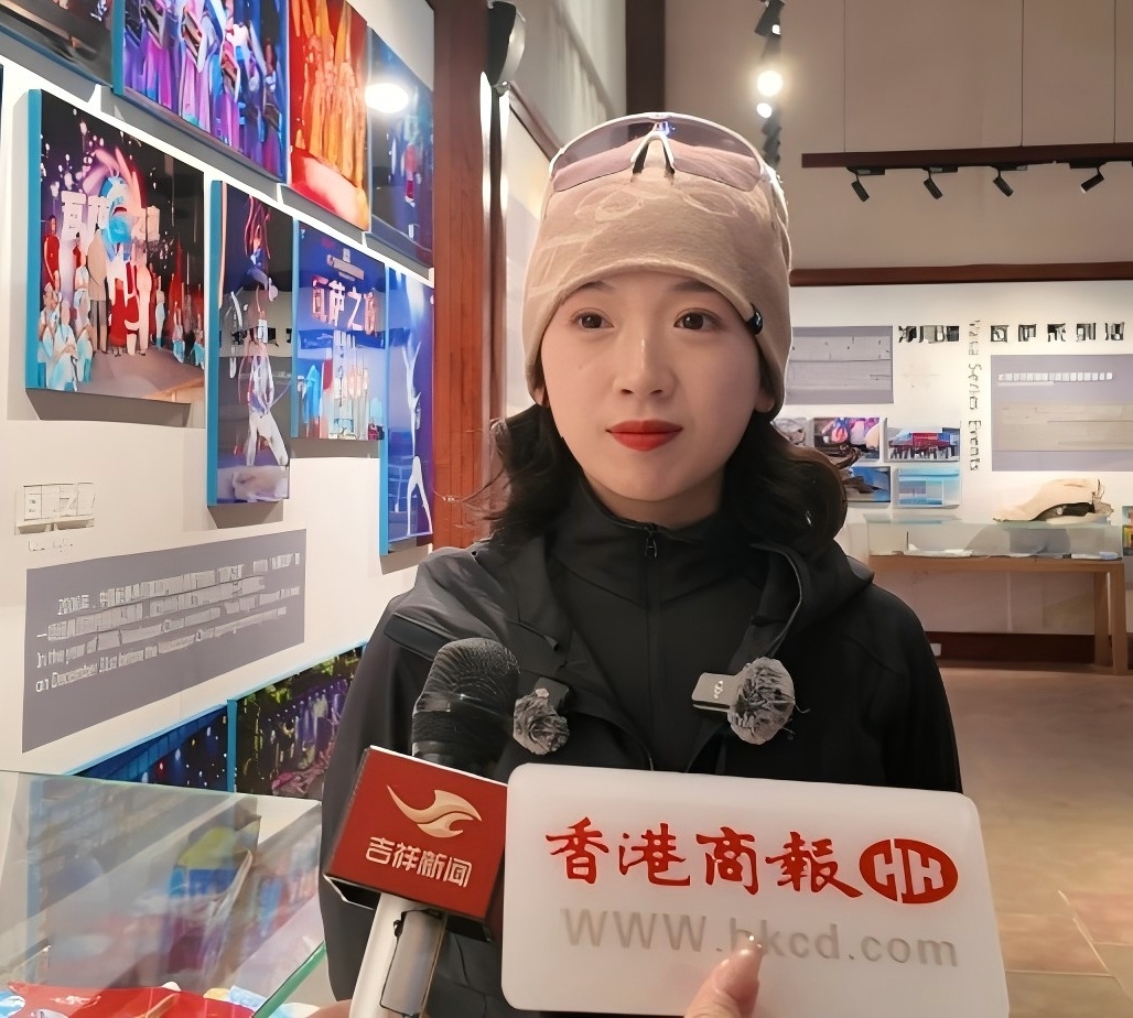 圖說一：長春諾迪維瓦薩管理服務有限公司項目經理 胡玲瑤向記者介紹賽事籌備情況.jpg