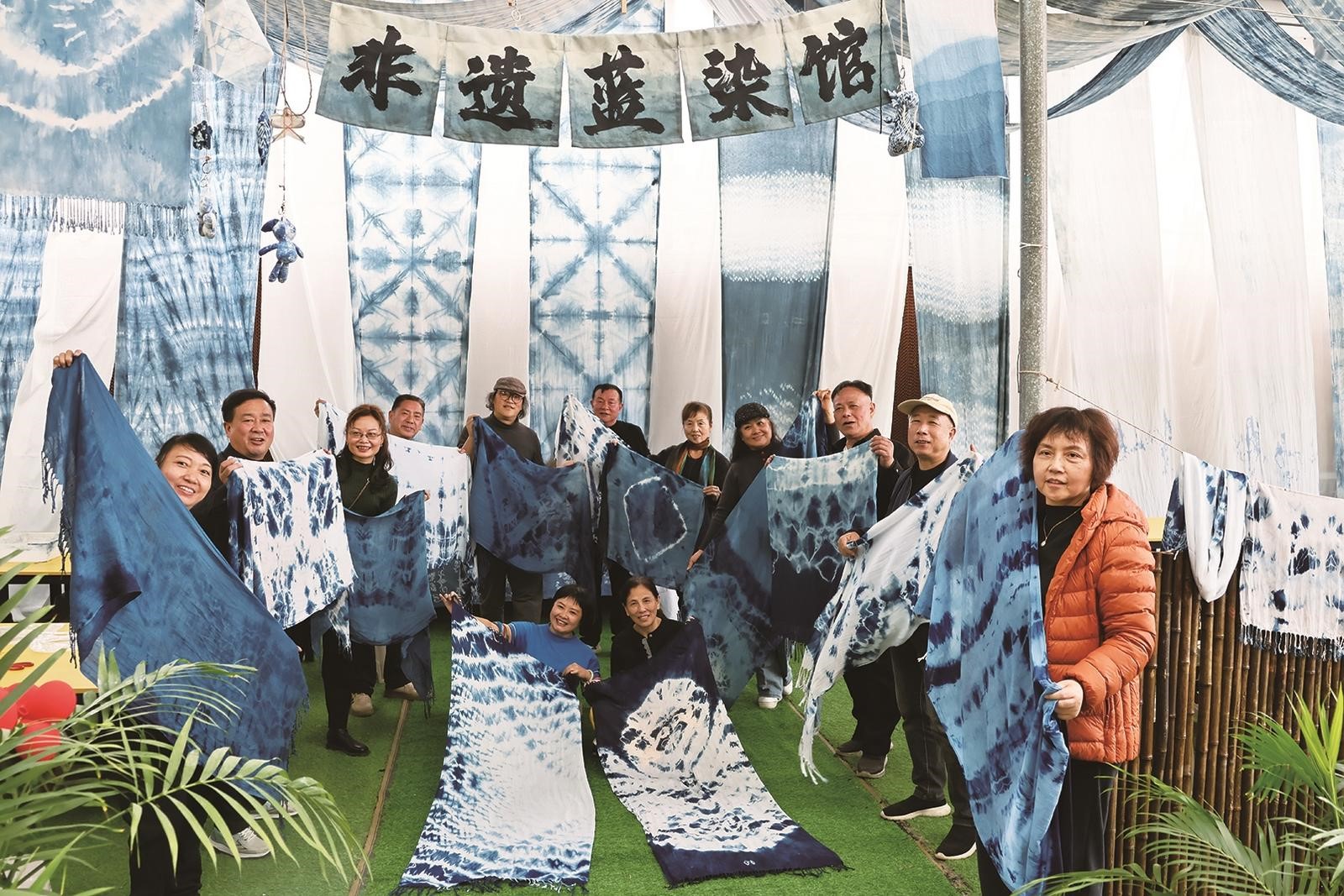 （遊客展示自己製作的藍染作品）.jpg