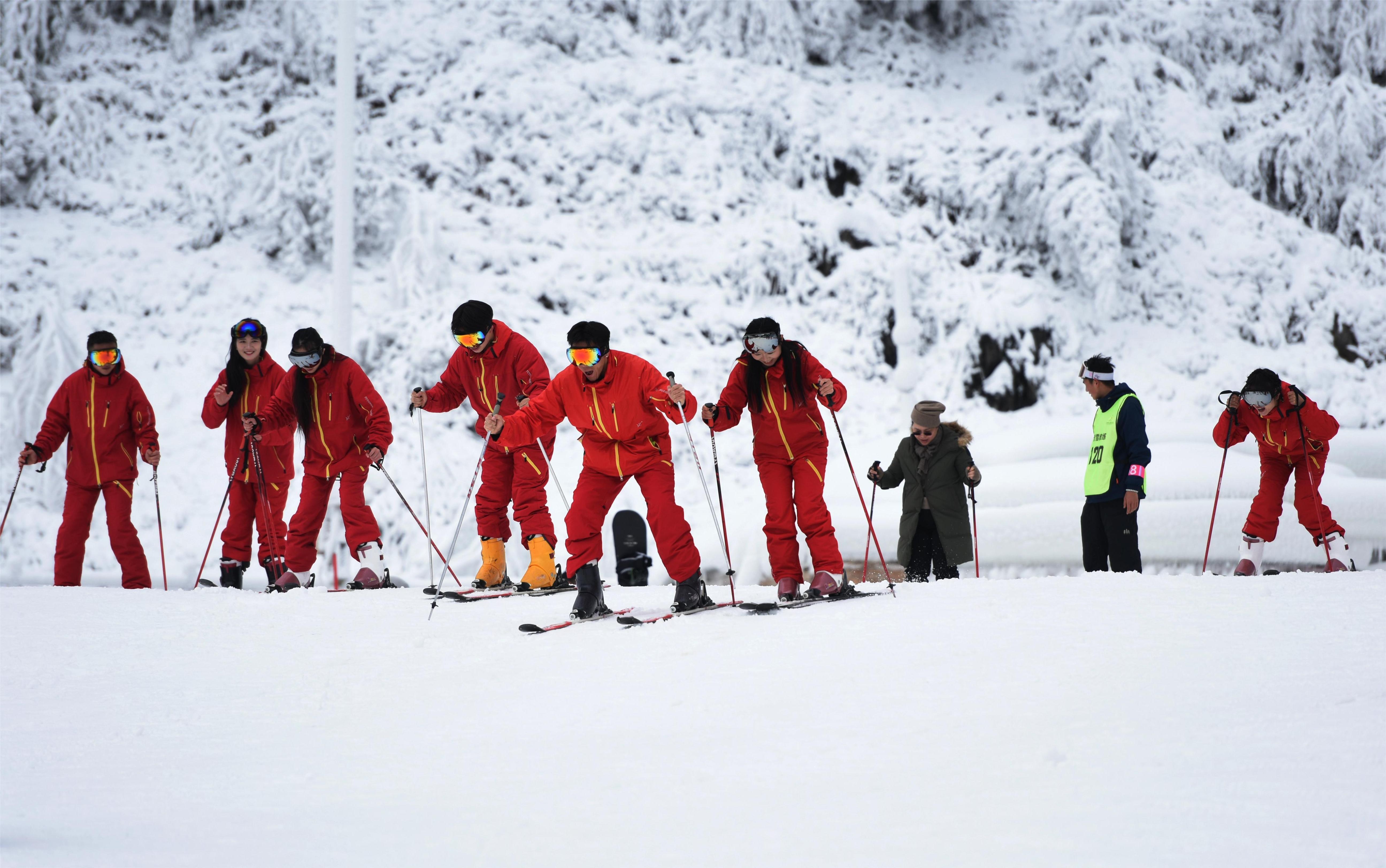 圖2:貴州六盤水梅花山國際滑雪場2026雪季開板現場 黃松 攝.JPG