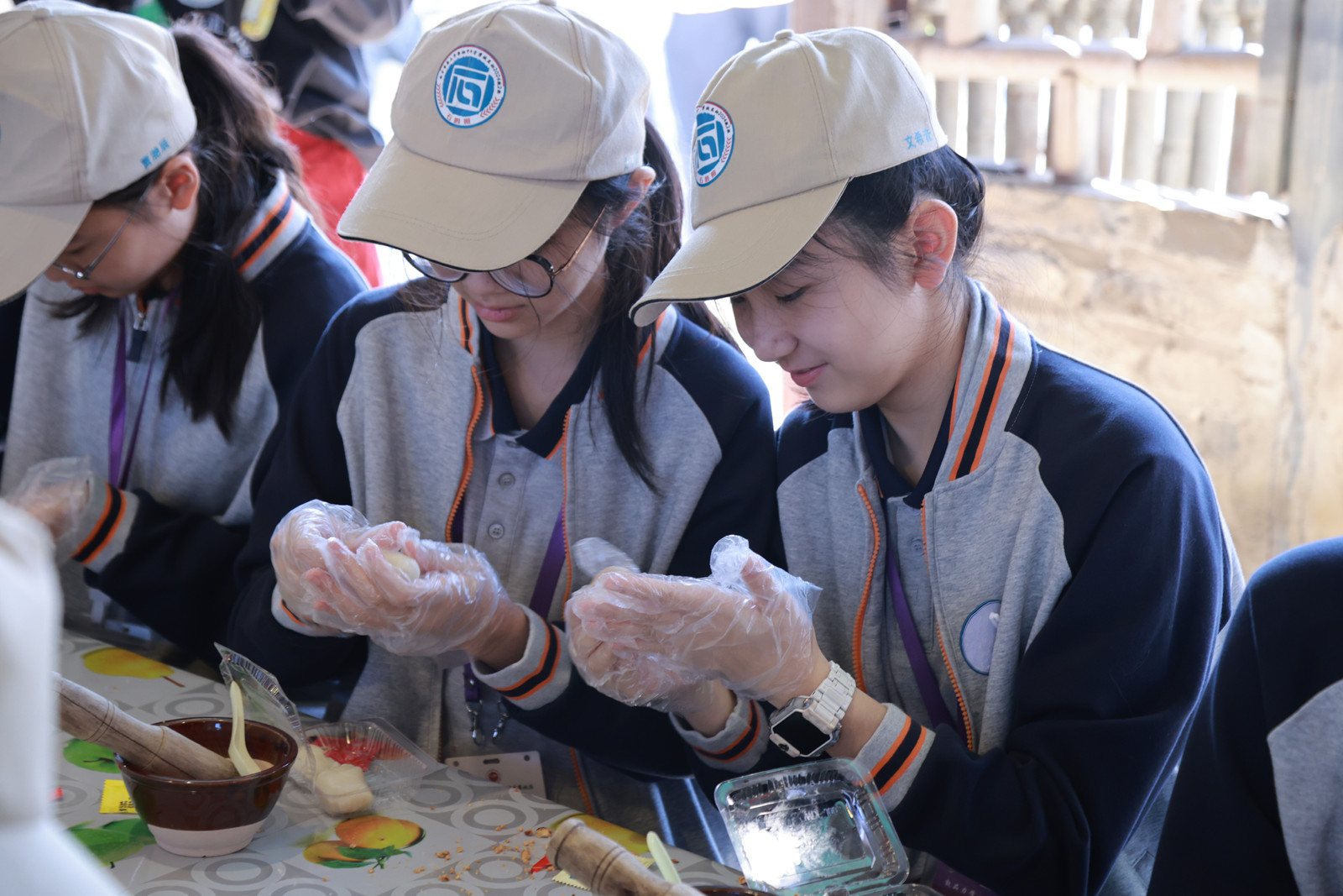 2、打糍粑活動時體驗做餡料環節(張麗瑩 攝).jpg