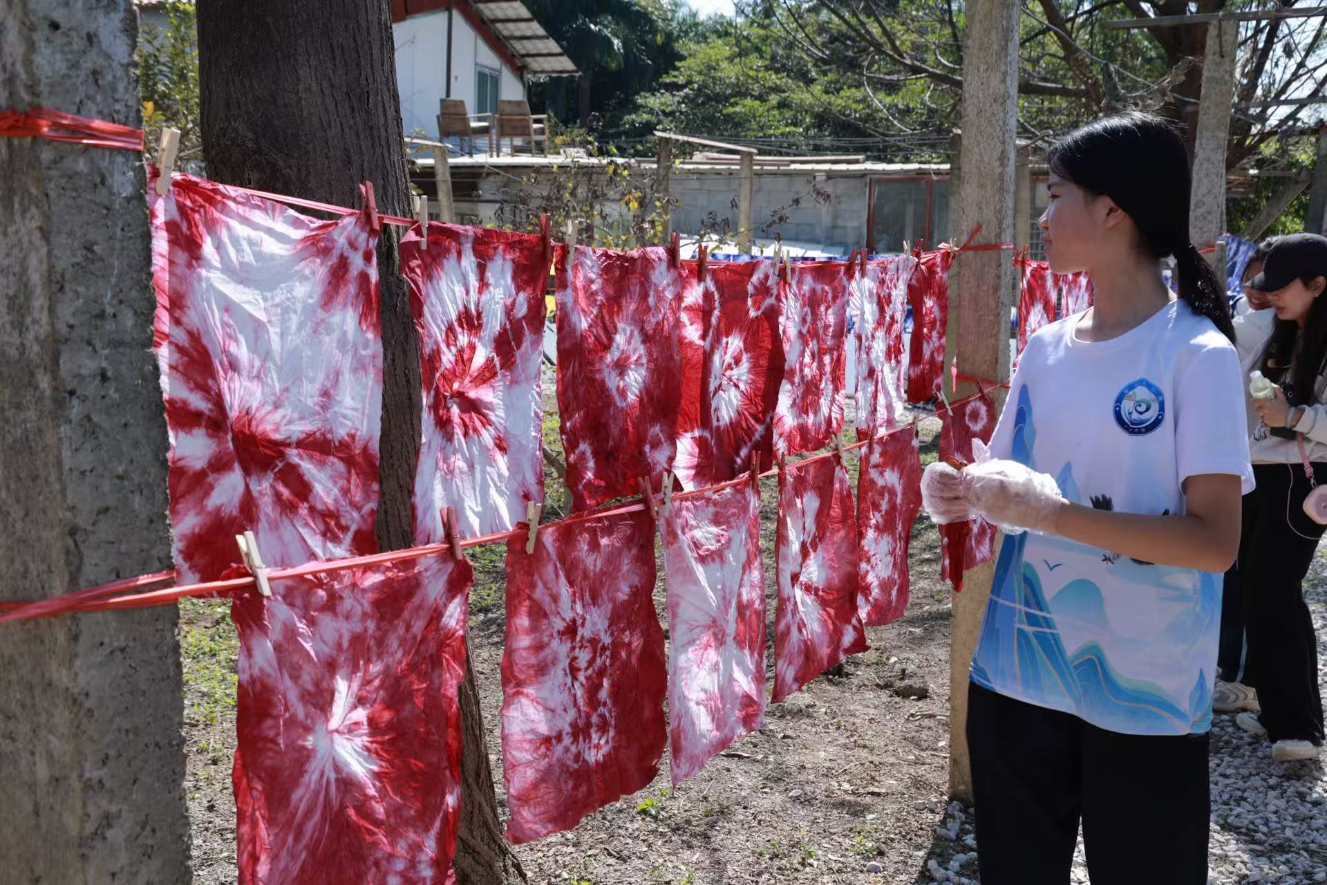 3、體驗紮染技藝(張麗瑩 攝).jpg