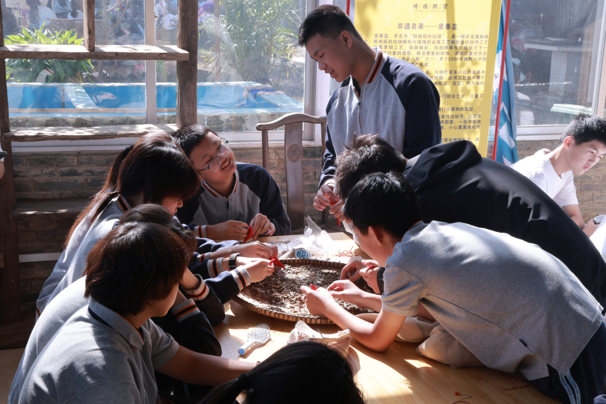 4、體驗制作香囊(張麗瑩 攝).jpg